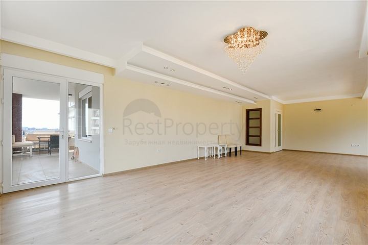 Geräumiges Penthouse in einer grünen Gegend von Oba