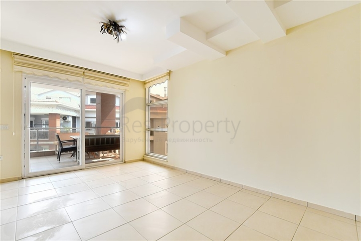 Geräumiges Penthouse in einer grünen Gegend von Oba