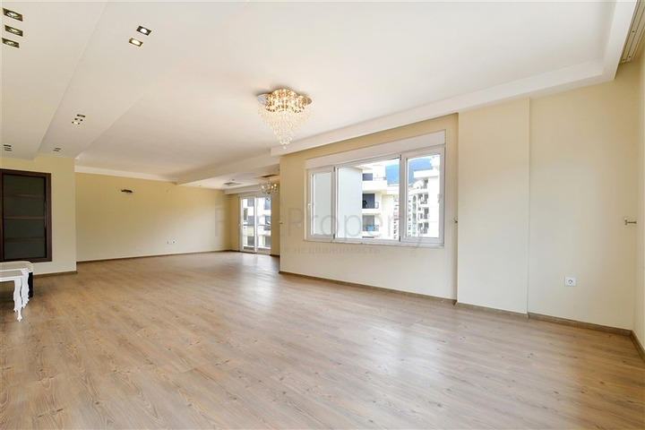 Geräumiges Penthouse in einer grünen Gegend von Oba