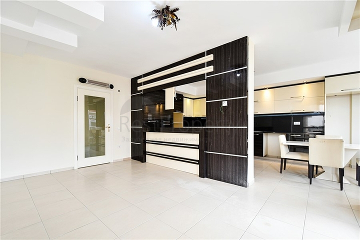 Geräumiges Penthouse in einer grünen Gegend von Oba