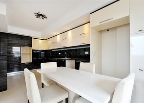 Geräumiges Penthouse in einer grünen Gegend von Oba