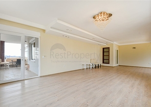 Geräumiges Penthouse in einer grünen Gegend von Oba