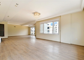 Geräumiges Penthouse in einer grünen Gegend von Oba