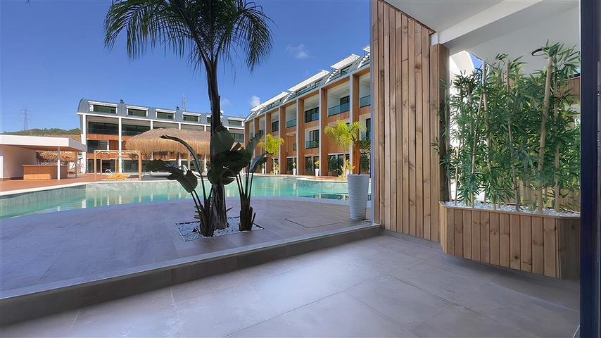 Moderne 2+1 Maisonette mit Garten in einem Komplex am Meer 