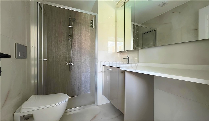 Moderne 2+1 Maisonette mit Garten in einem Komplex am Meer 