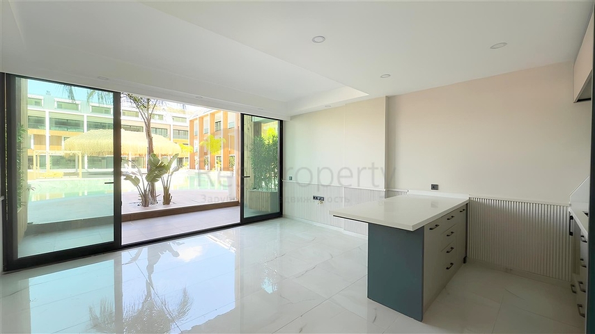 Moderne 2+1 Maisonette mit Garten in einem Komplex am Meer 