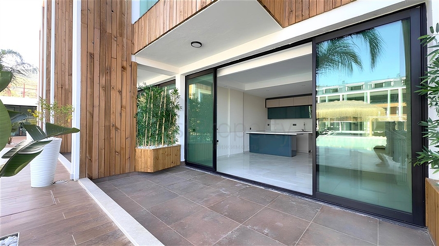 Moderne 2+1 Maisonette mit Garten in einem Komplex am Meer 