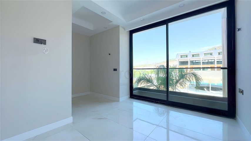 Moderne 2+1 Maisonette mit Garten in einem Komplex am Meer 