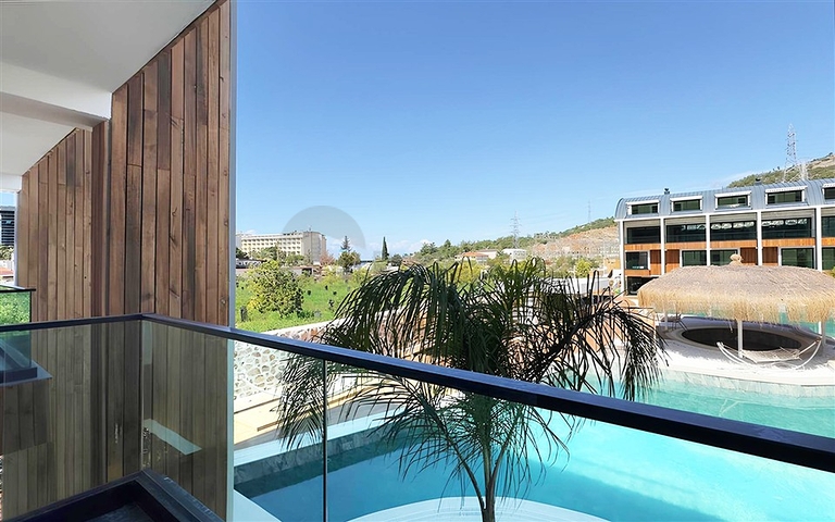 Moderne 2+1 Maisonette mit Garten in einem Komplex am Meer 