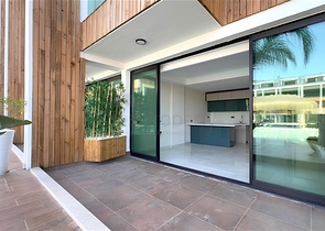 Moderne 2+1 Maisonette mit Garten in einem Komplex am Meer 