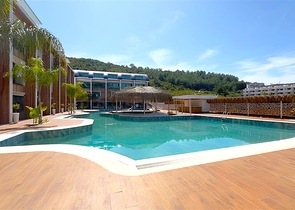 Moderne 2+1 Maisonette mit Garten in einem Komplex am Meer 