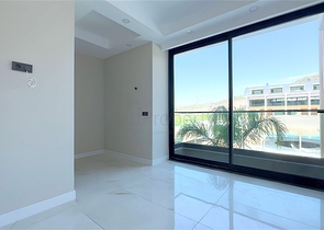 Moderne 2+1 Maisonette mit Garten in einem Komplex am Meer 