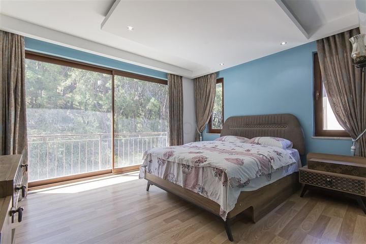 Geräumige möblierte Wohnung mit Meerblick in einer malerischen Gegend am Meer