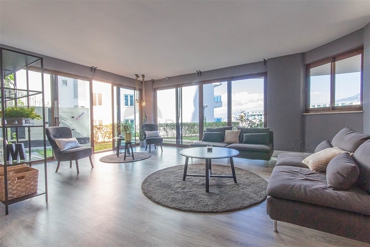 Geräumige möblierte Wohnung mit Meerblick in einer malerischen Gegend am Meer