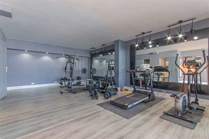 Geräumige möblierte Wohnung mit Meerblick in einer malerischen Gegend am Meer