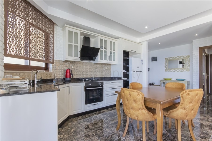 Geräumige möblierte Wohnung mit Meerblick in einer malerischen Gegend am Meer