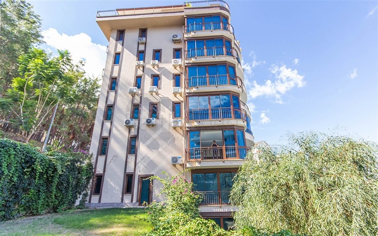 Geräumige möblierte Wohnung mit Meerblick in einer malerischen Gegend am Meer