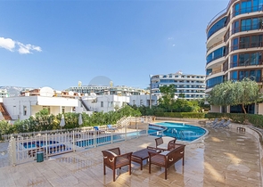 Geräumige möblierte Wohnung mit Meerblick in einer malerischen Gegend am Meer
