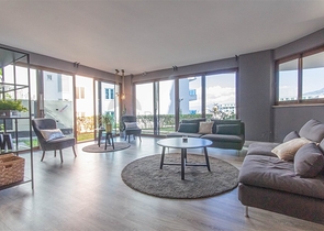 Geräumige möblierte Wohnung mit Meerblick in einer malerischen Gegend am Meer