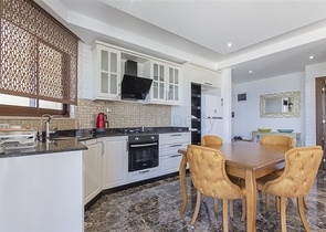 Geräumige möblierte Wohnung mit Meerblick in einer malerischen Gegend am Meer