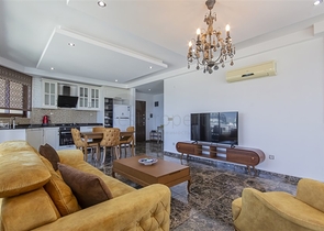 Geräumige möblierte Wohnung mit Meerblick in einer malerischen Gegend am Meer