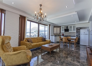 Geräumige möblierte Wohnung mit Meerblick in einer malerischen Gegend am Meer