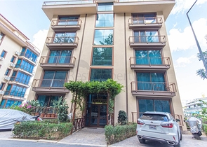 Geräumige möblierte Wohnung mit Meerblick in einer malerischen Gegend am Meer