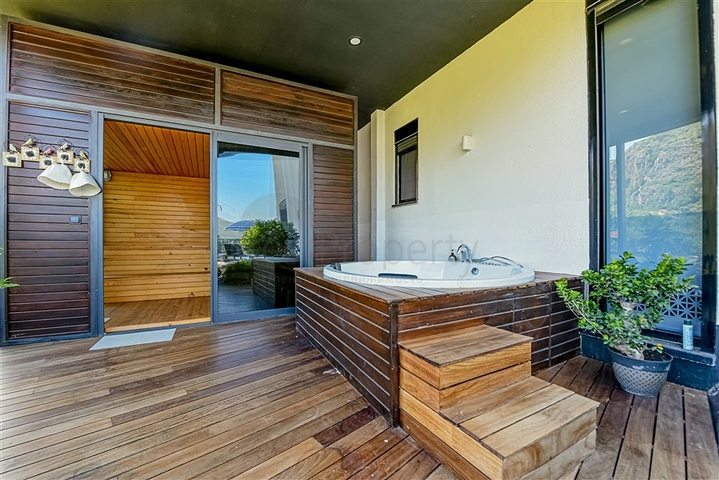 Eine luxuriöse Villa mit Panoramablick auf das Meer ist die perfekte Kombination aus Gemütlichkeit, Stil und Privatsphäre