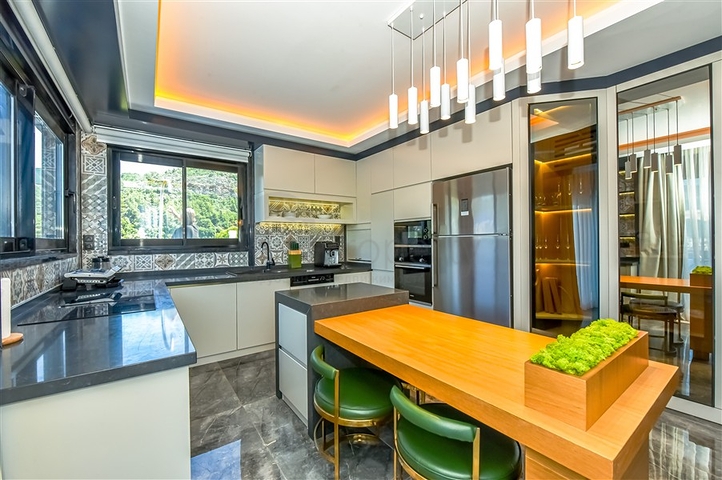 Eine luxuriöse Villa mit Panoramablick auf das Meer ist die perfekte Kombination aus Gemütlichkeit, Stil und Privatsphäre