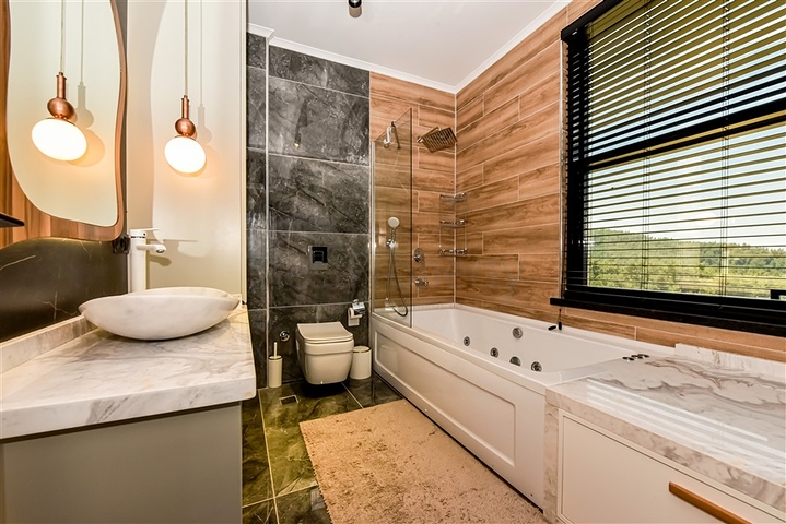 Eine luxuriöse Villa mit Panoramablick auf das Meer ist die perfekte Kombination aus Gemütlichkeit, Stil und Privatsphäre