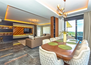 Eine luxuriöse Villa mit Panoramablick auf das Meer ist die perfekte Kombination aus Gemütlichkeit, Stil und Privatsphäre