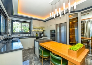 Eine luxuriöse Villa mit Panoramablick auf das Meer ist die perfekte Kombination aus Gemütlichkeit, Stil und Privatsphäre