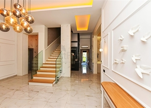 Eine luxuriöse Villa mit Panoramablick auf das Meer ist die perfekte Kombination aus Gemütlichkeit, Stil und Privatsphäre