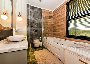 Eine luxuriöse Villa mit Panoramablick auf das Meer ist die perfekte Kombination aus Gemütlichkeit, Stil und Privatsphäre