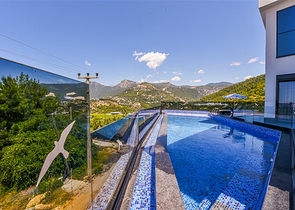 Eine luxuriöse Villa mit Panoramablick auf das Meer ist die perfekte Kombination aus Gemütlichkeit, Stil und Privatsphäre