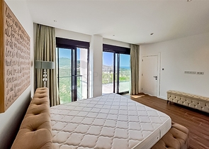 Moderne Villa mit Meerblick, umgeben von Natur und Premium-Komfort