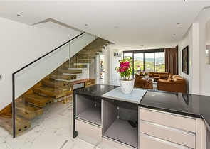 Moderne Villa mit Meerblick, umgeben von Natur und Premium-Komfort