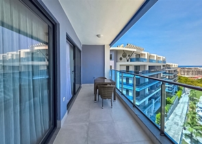 Modernes Apartment mit Panoramablick auf das Meer 