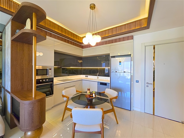 Modernes 1+1 Apartment in einem prestigeträchtigen Komplex am Meer in Turkler