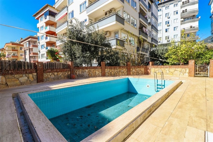 Möblierte 3+1 Maisonette-Wohnung mit großer Terrasse im Zentrum von Alanya