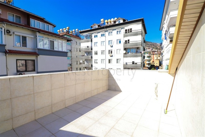 Möblierte 3+1 Maisonette-Wohnung mit großer Terrasse im Zentrum von Alanya