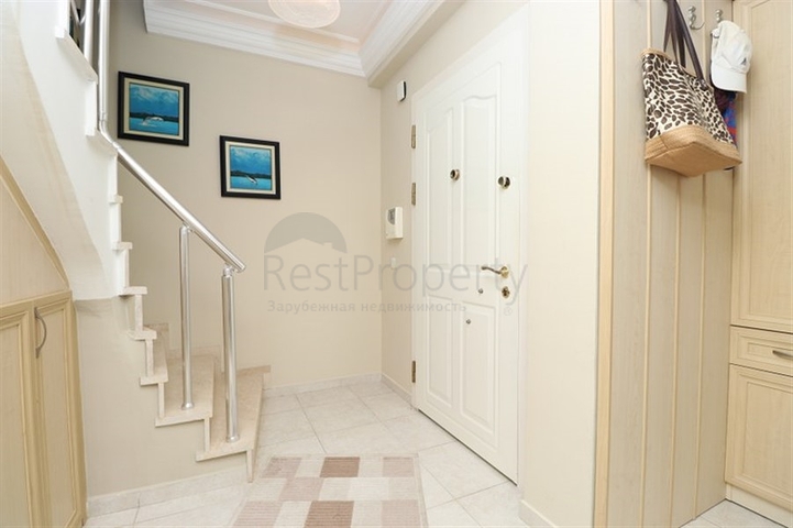 Möblierte 3+1 Maisonette-Wohnung mit großer Terrasse im Zentrum von Alanya