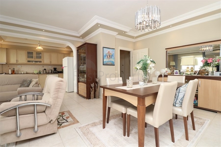 Möblierte 3+1 Maisonette-Wohnung mit großer Terrasse im Zentrum von Alanya