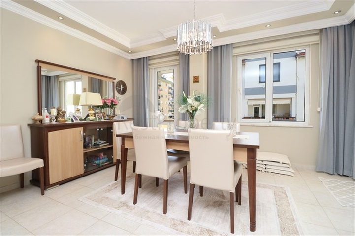 Möblierte 3+1 Maisonette-Wohnung mit großer Terrasse im Zentrum von Alanya