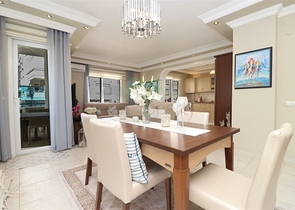 Möblierte 3+1 Maisonette-Wohnung mit großer Terrasse im Zentrum von Alanya