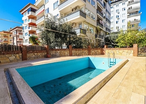 Möblierte 3+1 Maisonette-Wohnung mit großer Terrasse im Zentrum von Alanya