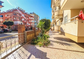 Möblierte 3+1 Maisonette-Wohnung mit großer Terrasse im Zentrum von Alanya