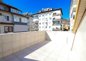 Möblierte 3+1 Maisonette-Wohnung mit großer Terrasse im Zentrum von Alanya