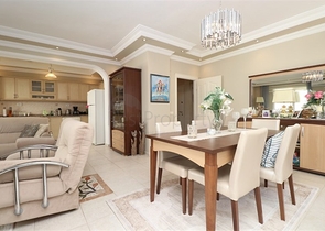 Möblierte 3+1 Maisonette-Wohnung mit großer Terrasse im Zentrum von Alanya