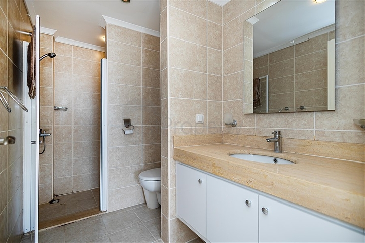 Geräumige 2+1 Wohnung in einem Komplex mit entwickelter Infrastruktur in der Gegend von Dschikkilli